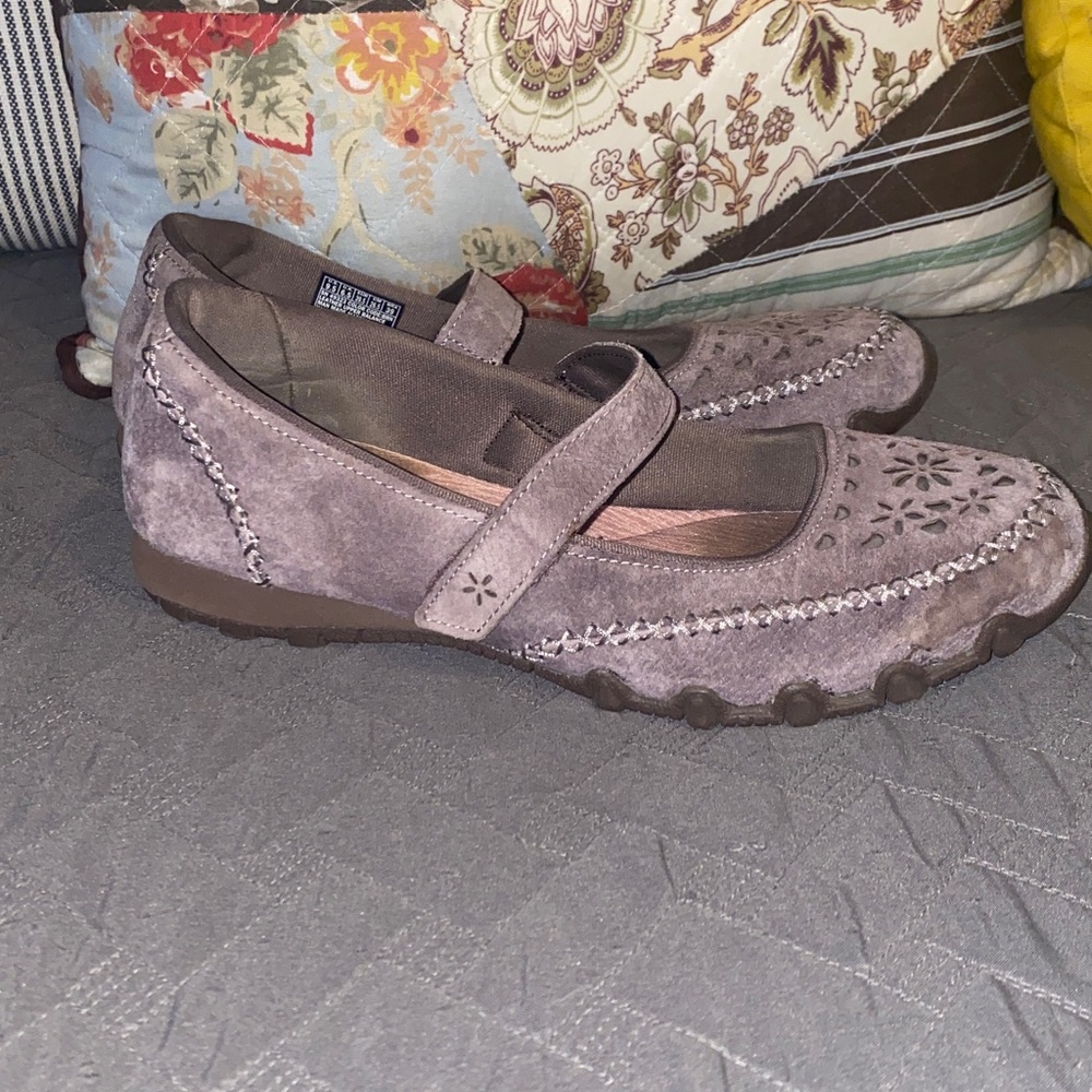 Skechers Suede Mary Janes taupe memory foam 9.5